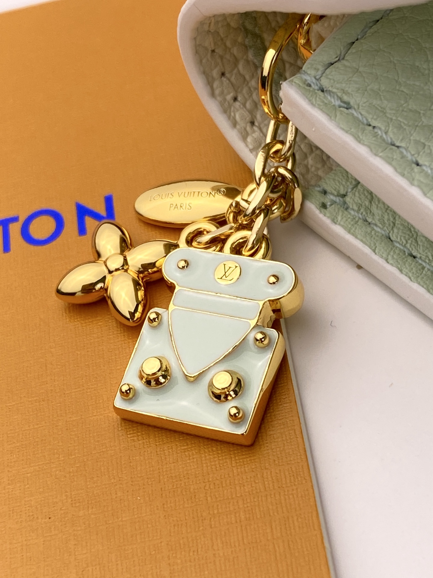 LV復刻 Monogram Empreinte 薄荷綠翻蓋短夾 金扣三折錢包| 16 LV復刻 Monogram Empreinte 薄荷綠翻蓋短夾 金扣三折錢包