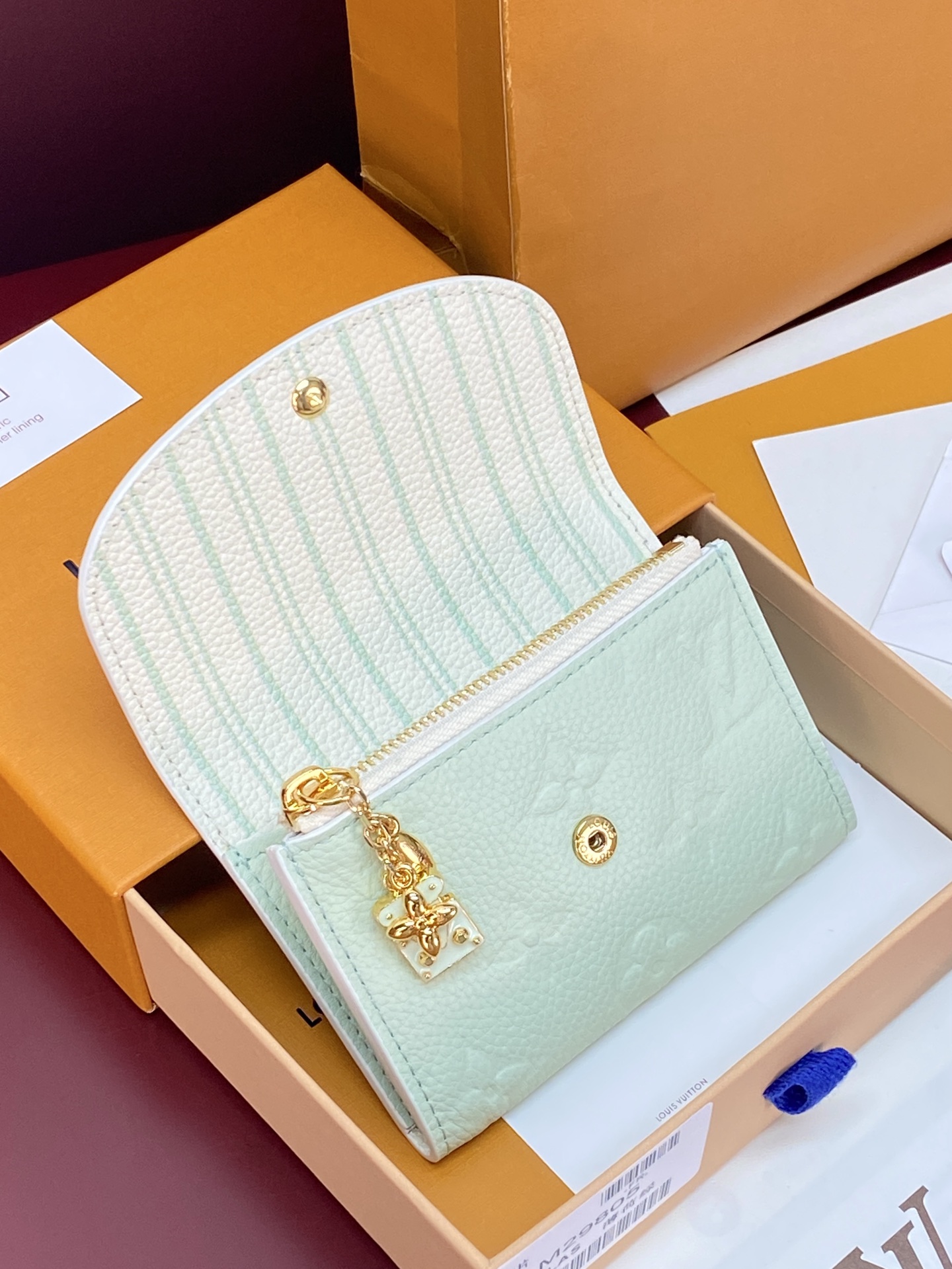 LV復刻 Monogram Empreinte 薄荷綠翻蓋短夾 金扣三折錢包| 12 LV復刻 Monogram Empreinte 薄荷綠翻蓋短夾 金扣三折錢包