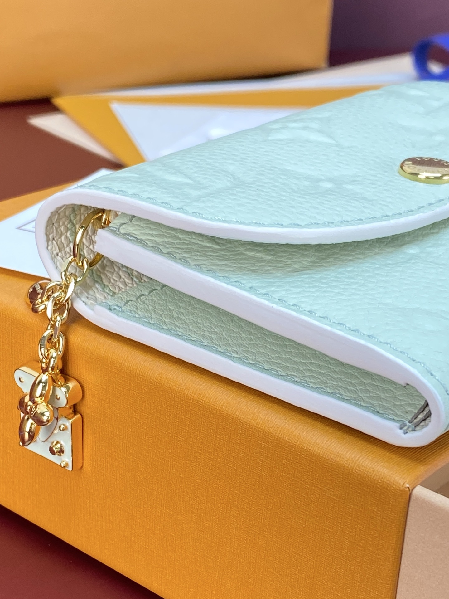 LV復刻 Monogram Empreinte 薄荷綠翻蓋短夾 金扣三折錢包| 7 LV復刻 Monogram Empreinte 薄荷綠翻蓋短夾 金扣三折錢包