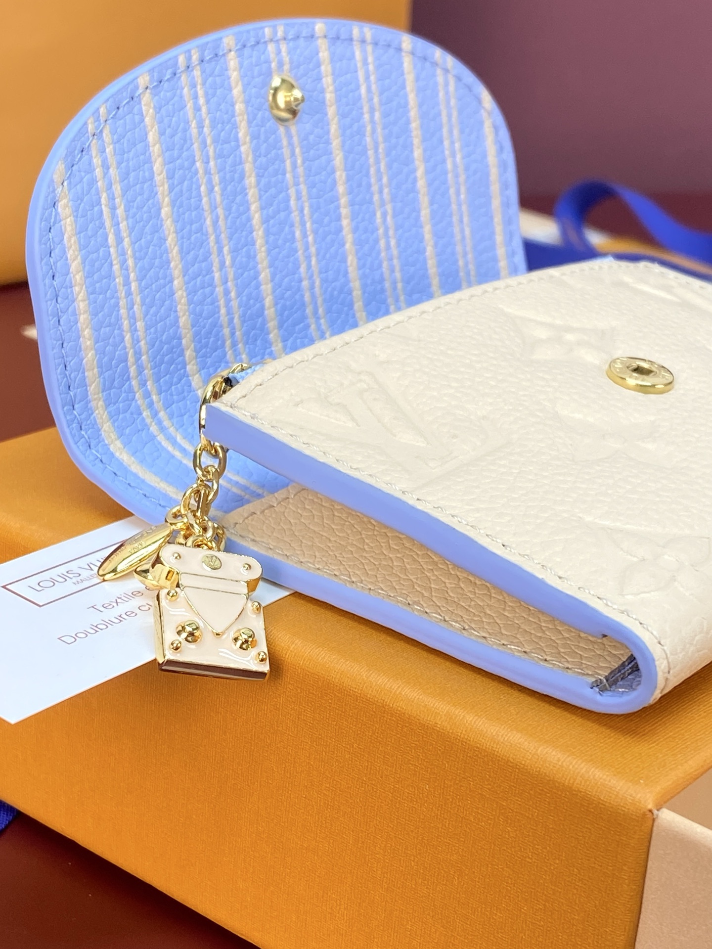 LV高仿 Monogram Empreinte 奶油白翻蓋短夾 金扣三折錢包| 18 LV高仿 Monogram Empreinte 奶油白翻蓋短夾 金扣三折錢包