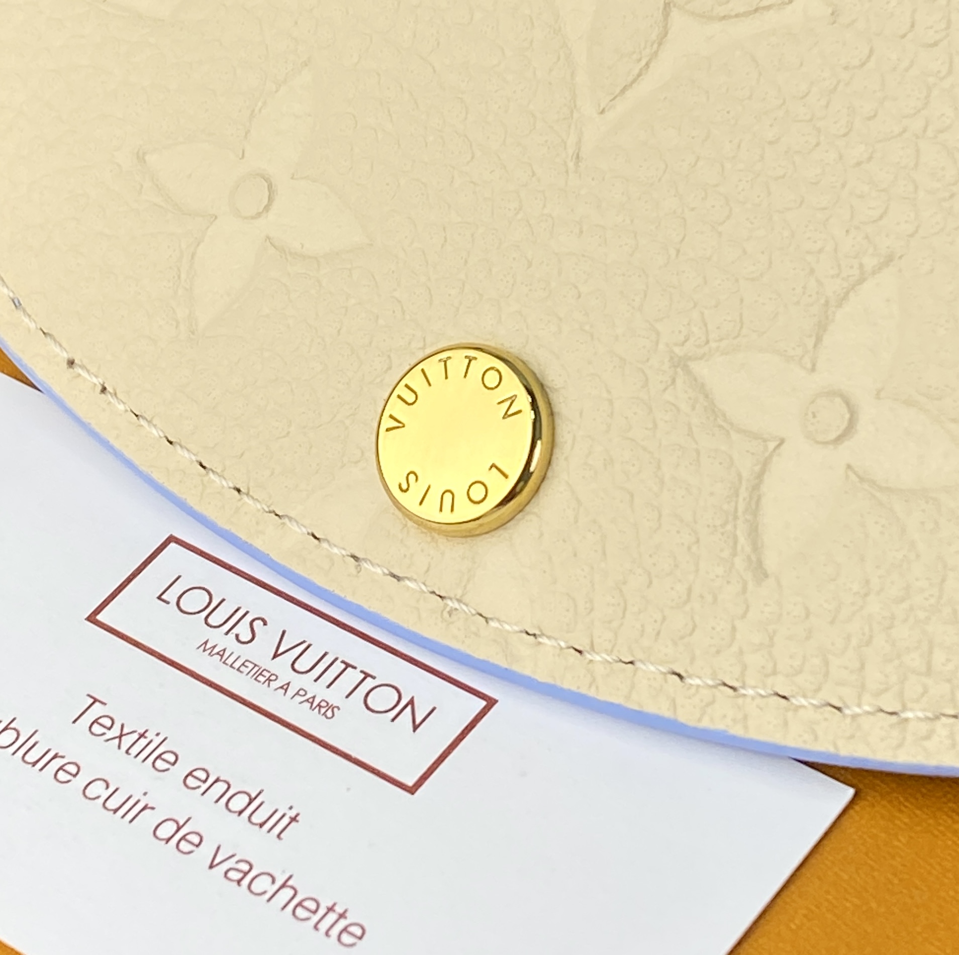 LV高仿 Monogram Empreinte 奶油白翻蓋短夾 金扣三折錢包| 17 LV高仿 Monogram Empreinte 奶油白翻蓋短夾 金扣三折錢包