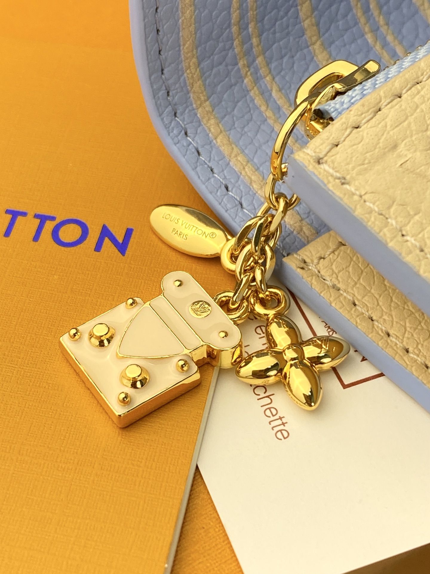 LV高仿 Monogram Empreinte 奶油白翻蓋短夾 金扣三折錢包| 16 LV高仿 Monogram Empreinte 奶油白翻蓋短夾 金扣三折錢包
