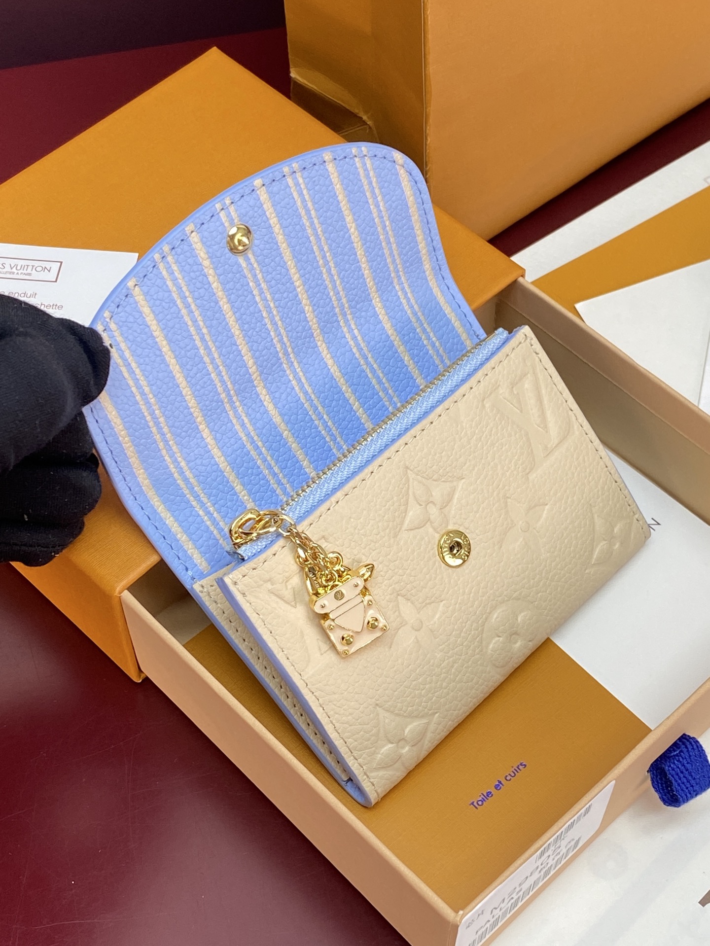 LV高仿 Monogram Empreinte 奶油白翻蓋短夾 金扣三折錢包| 12 LV高仿 Monogram Empreinte 奶油白翻蓋短夾 金扣三折錢包