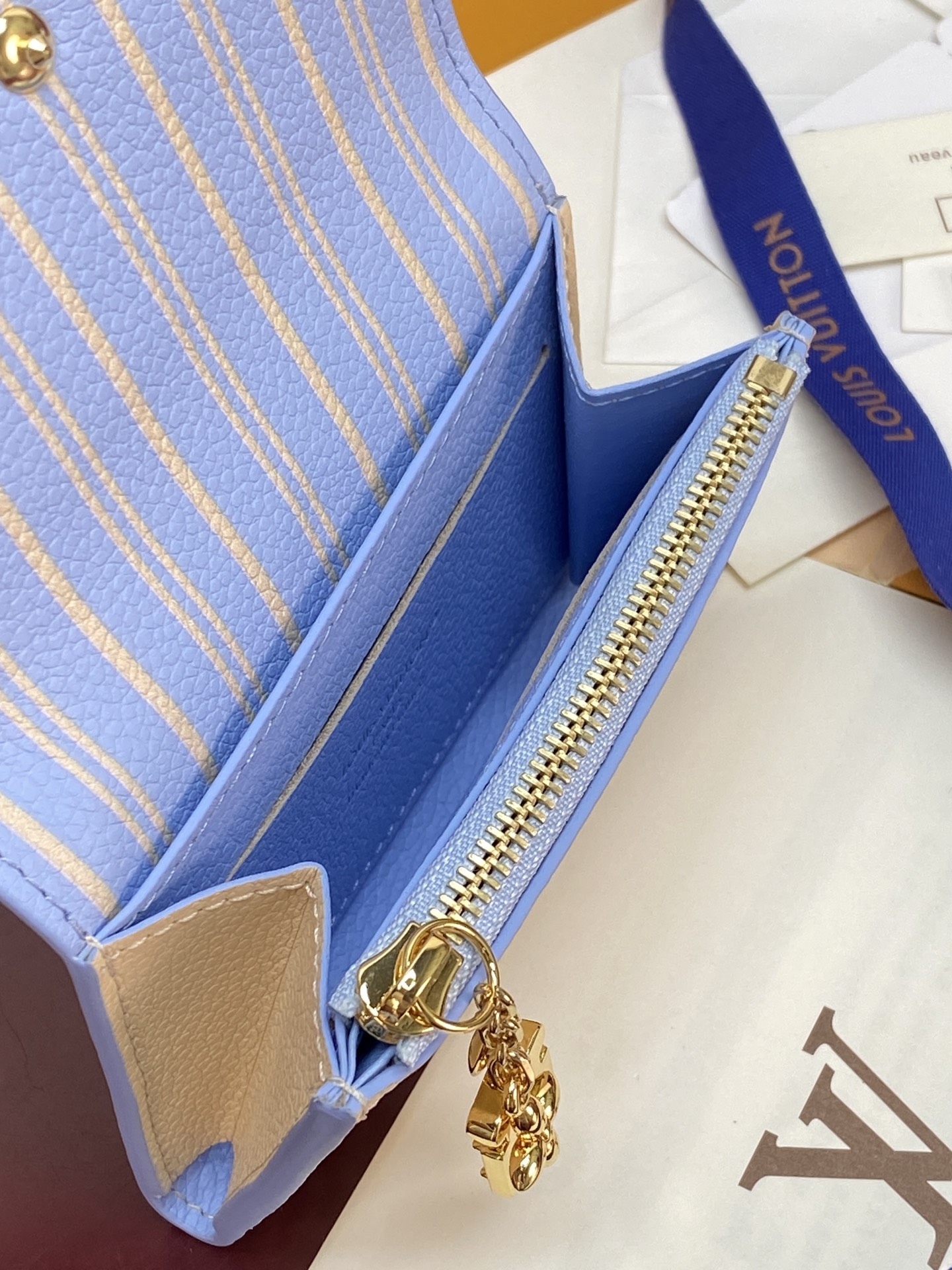 LV高仿 Monogram Empreinte 奶油白翻蓋短夾 金扣三折錢包| 11 LV高仿 Monogram Empreinte 奶油白翻蓋短夾 金扣三折錢包