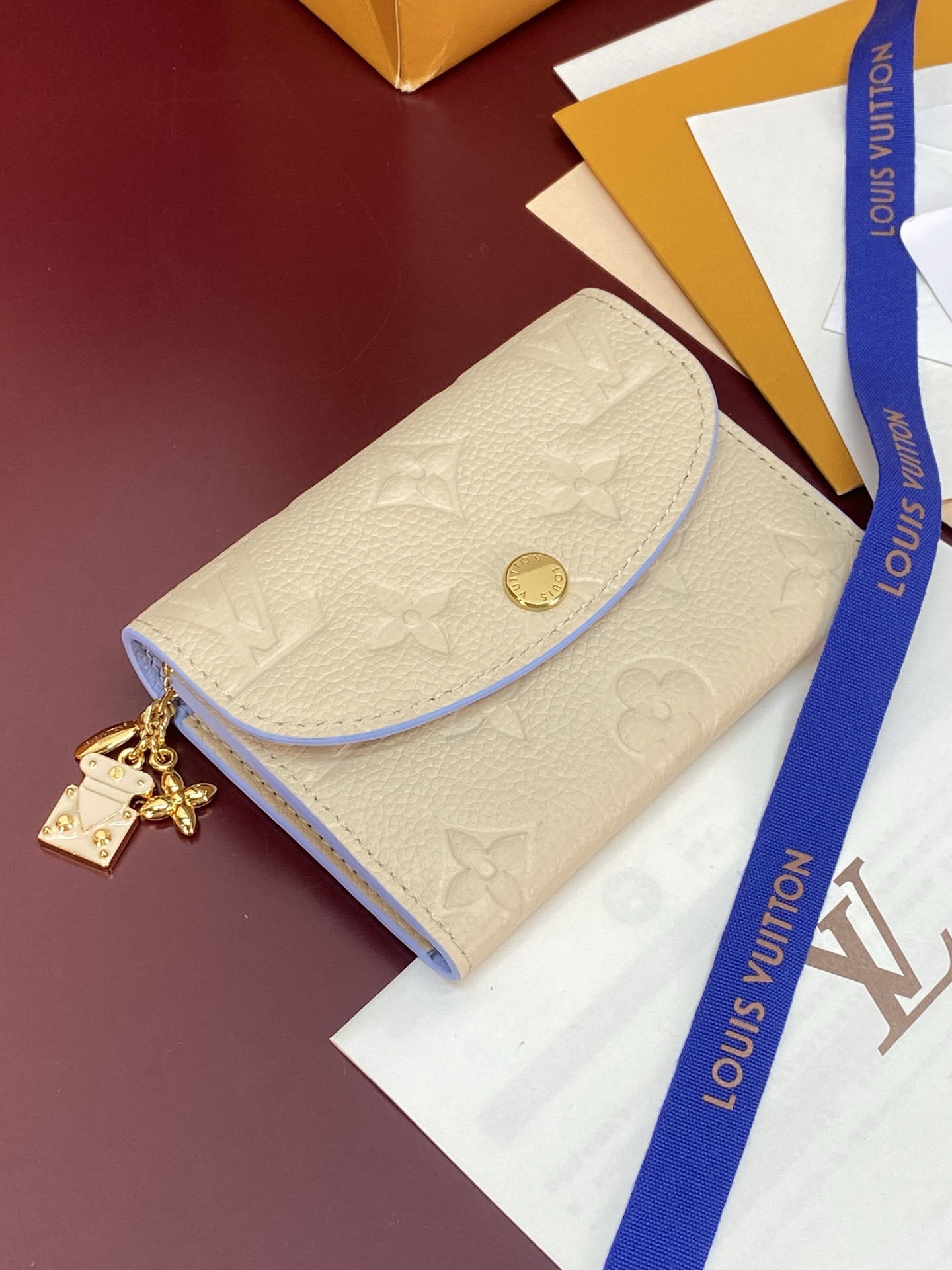 LV高仿 Monogram Empreinte 奶油白翻蓋短夾 金扣三折錢包| 9 LV高仿 Monogram Empreinte 奶油白翻蓋短夾 金扣三折錢包