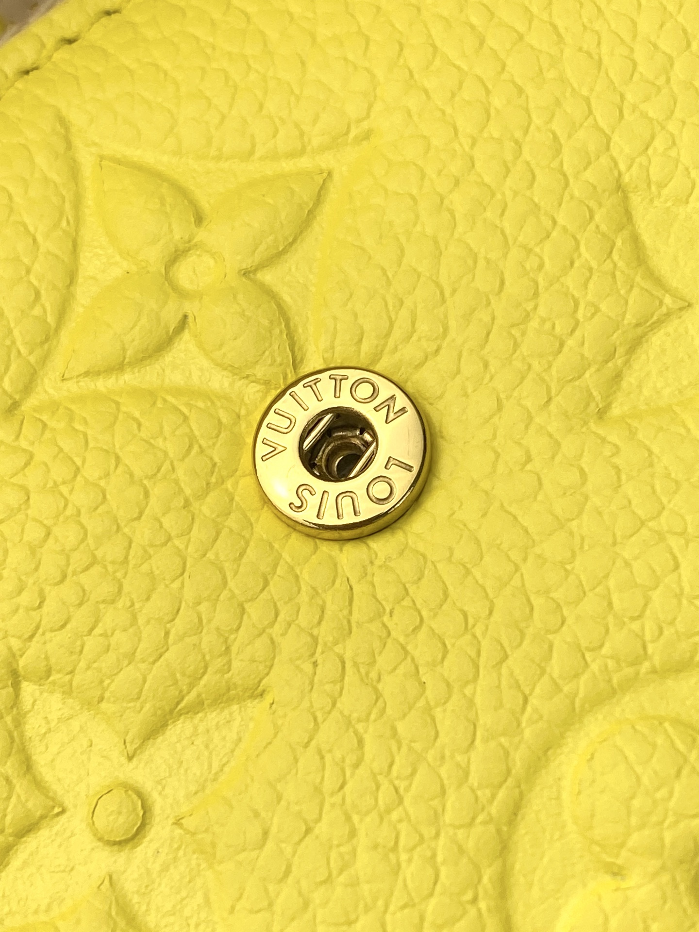 LV A貨 Monogram Empreinte 亮黃色翻蓋短夾 金扣三折錢包| 16 LV A貨 Monogram Empreinte 亮黃色翻蓋短夾 金扣三折錢包