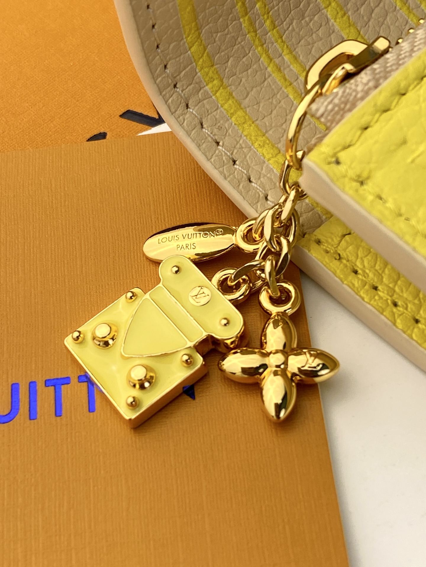LV A貨 Monogram Empreinte 亮黃色翻蓋短夾 金扣三折錢包| 15 LV A貨 Monogram Empreinte 亮黃色翻蓋短夾 金扣三折錢包