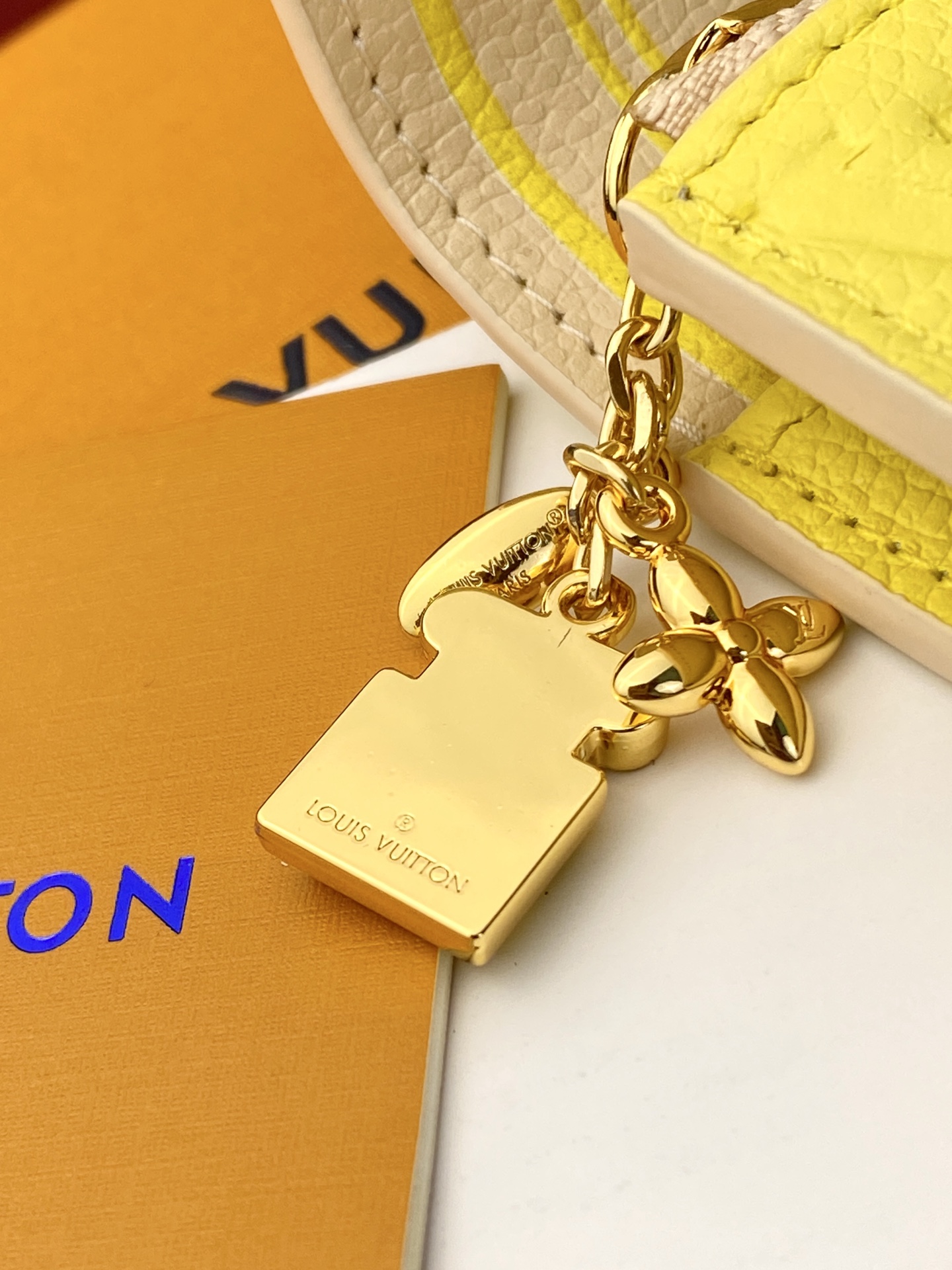 LV A貨 Monogram Empreinte 亮黃色翻蓋短夾 金扣三折錢包| 14 LV A貨 Monogram Empreinte 亮黃色翻蓋短夾 金扣三折錢包