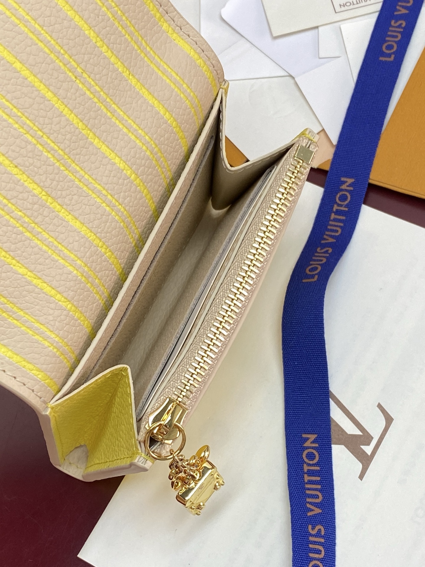 LV A貨 Monogram Empreinte 亮黃色翻蓋短夾 金扣三折錢包| 10 LV A貨 Monogram Empreinte 亮黃色翻蓋短夾 金扣三折錢包