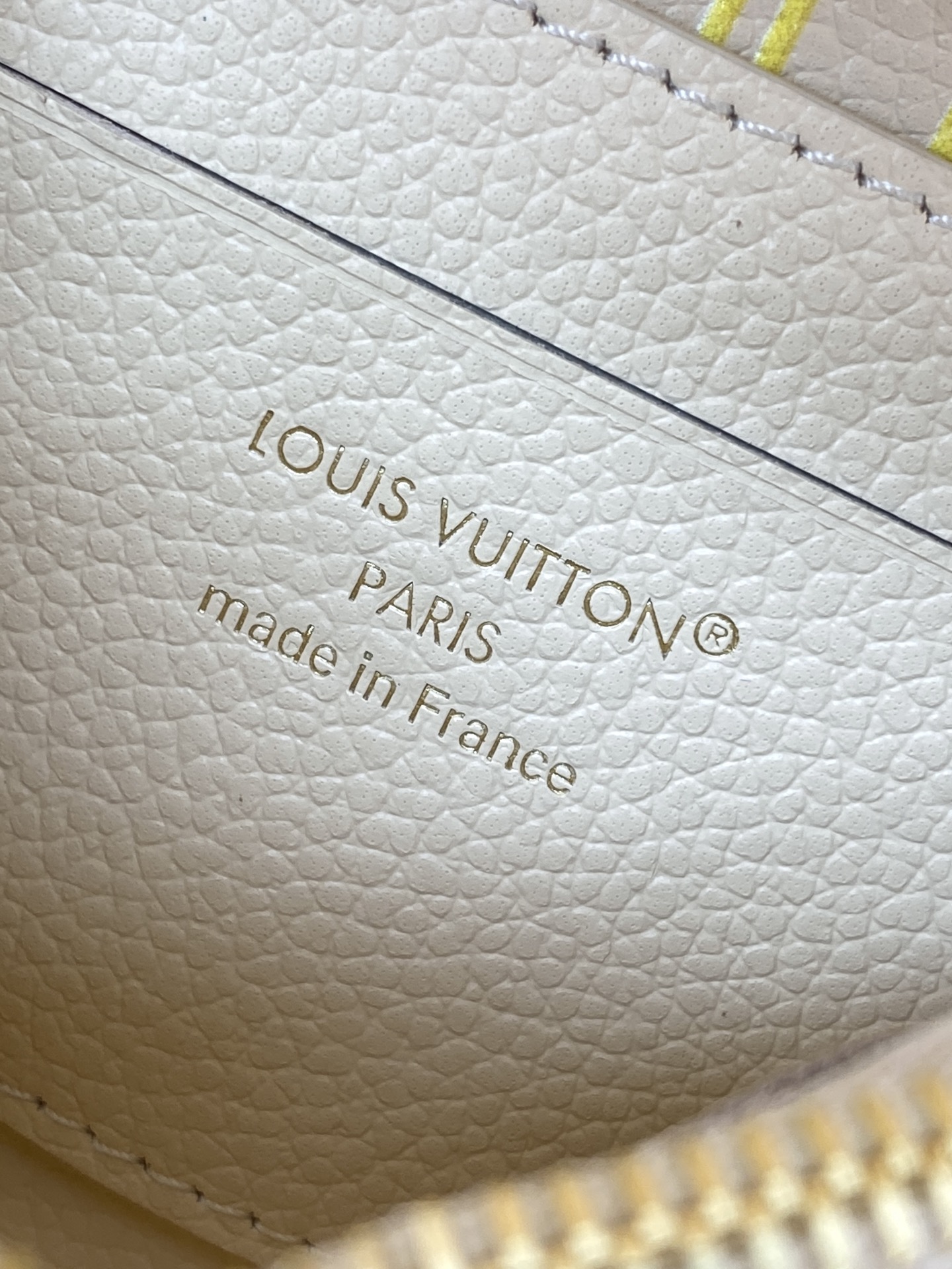 LV A貨 Monogram Empreinte 亮黃色翻蓋短夾 金扣三折錢包| 18 LV A貨 Monogram Empreinte 亮黃色翻蓋短夾 金扣三折錢包