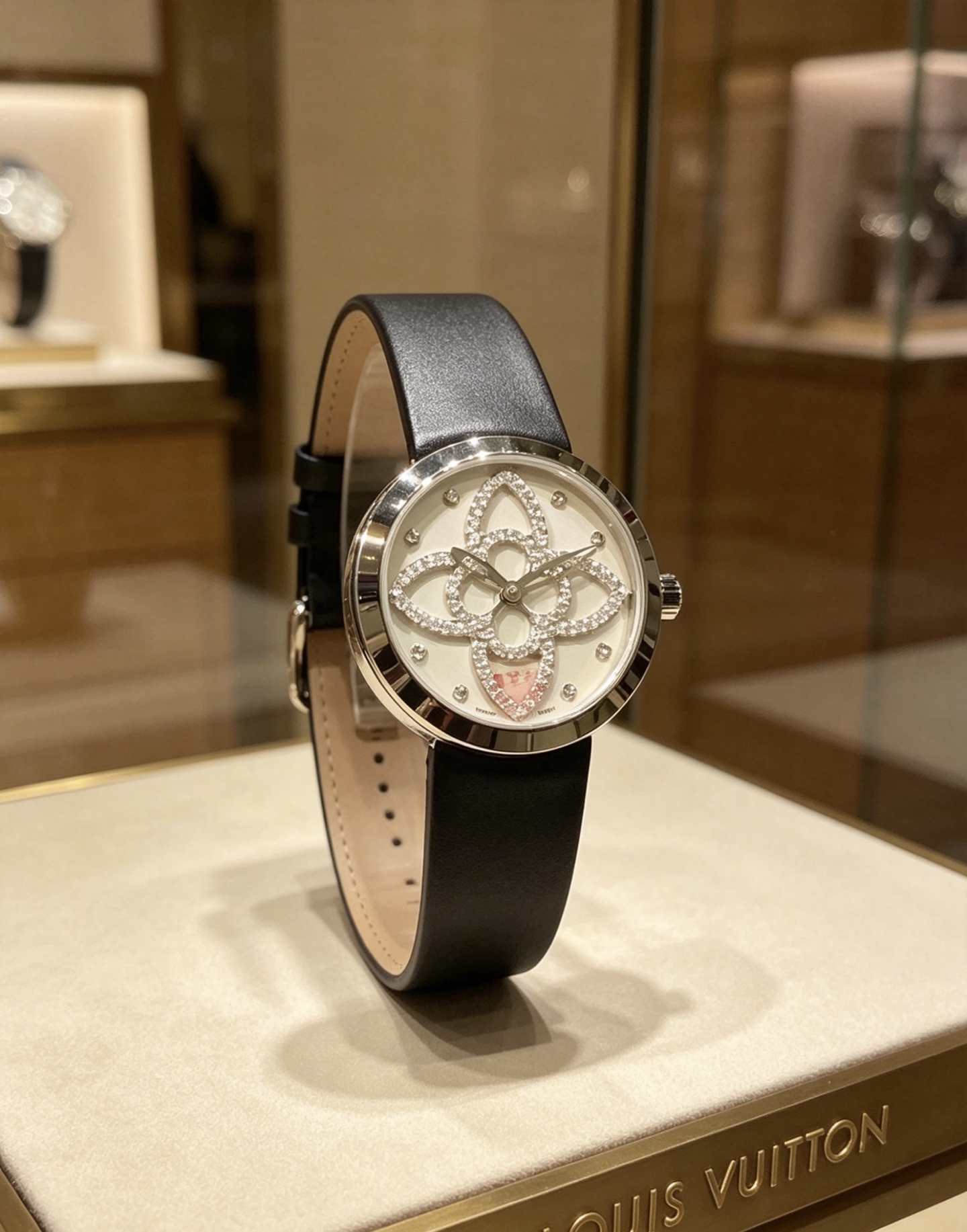 LV 高仿手錶 花形鑽面設計黑色皮帶女士腕錶 經典款| 3 LV 高仿手錶 花形鑽面設計黑色皮帶女士腕錶 經典款
